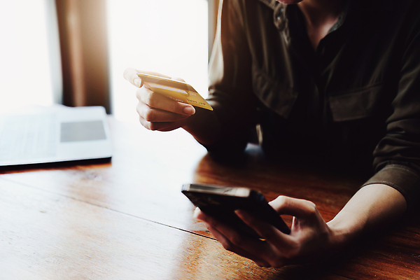 포토 JPG 해외이미지 라이프스타일 여자 백그라운드 컨셉 돈 통신 가정 청소년 모바일 무선통신 실내 한명 사람 성인 가로 스마트폰 핸드폰 쇼핑 컬러풀 잡기 신용카드 E 어플리케이션 구매 연결 결제 온라인쇼핑 온라인 전자상거래 여자한명만 성인여자한명만 성인만 해외202310 해외포토 1 알파벳 컬러 모션 내부 생활 금융 전자제품 스마트기기 재산 여자만 성인여자만 파일형식