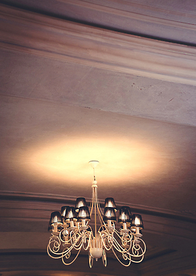 포토 JPG 해외이미지 디자인 백그라운드 건축양식 유리 전등 조명 주택 실내 미술 사람없음 내부 장식 빛 검은색 어둠 방 수확 골동품 램프 클래식 고급 크리스탈 천장 복고 샹들리에 고립 옛날 해외202310 해외포토 건축 컬러 컨셉 농업 재질 문화예술 건물 광석 파일형식