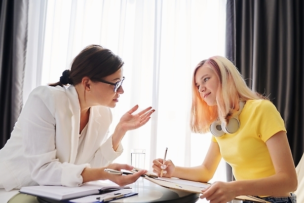 포토 JPG 해외이미지 직업 학생 여자 감정 어린이 통신 학교 가족 건강 대화 사람 두명 치료 10대 사무실 약 모임 환자 의사 상담 방문 문제 테라피 돌봄 사춘기 소셜 우울증 정신과 정신과의사 지원 치료사 헬프 심리치료 카운슬러 해외202310 해외포토 교육 비즈니스 의학 관계 모션 청소년 병원 말하기 뷰티 의료진 도움 질병 상담원 심리 파일형식
