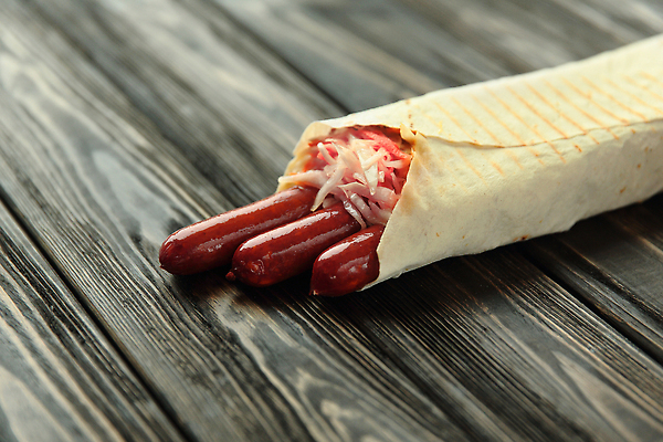 포토 JPG 해외이미지 사람없음 소시지 양배추 케밥 양배추샐러드 카피스페이스 나무배경 해외202310 해외포토 음식 백그라운드 채소 공백 샐러드 가공식품 파일형식