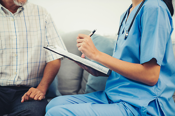 포토 JPG 해외이미지 여자 할아버지 노년 남자 행복 쿠션 청진기 병원 들기 동양인 상반신 성인 두명 옆모습 소파 펜 건강관리 환자 간호사 기록 서류판 해외202310 해외포토 감정 뷰포인트 의자 의학 의료기기 모션 건강 관리 사람 인종 필기구 사무용품 의료진 파일형식