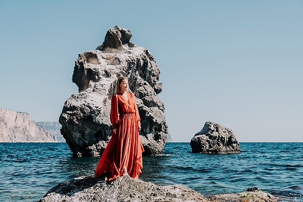 포토 JPG 해외이미지 라이프스타일 여자 행복 바다 여행 자연 하늘 휴가 산 한명 사람 성인 야외 물 파란색 뷰티 여행객 계곡 트래킹 하이킹 추위 자유 정상 셀프카메라 나눔 수평선 해외202310 해외포토 자연요소 1 감정 컬러 컨셉 레저 생활 사진촬영 생태계 파일형식