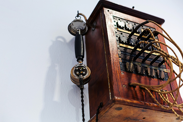 포토 JPG 해외이미지 선 벽 백그라운드 통신 말하기 손잡이 사람없음 목재 스마트폰 숫자 갈색 검은색 헤드폰 장비 수확 골동품 반지 판넬 역사 클래식 코드 연결 전화기 향수 오브젝트 수화기 복고 철사 부름 소통 구식 옛날 조작 회복 스타일 해외202310 해외포토 나무 문자 컬러 음향기기 컨셉 농업 재료 장신구 모션 핸드폰 스마트기기 화장품 파일형식