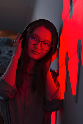 포토 JPG 해외이미지 백인 1 학생 라이프스타일 안경 음악 컬러 이어폰 미래 휴식 주택 실내 한명 사람 빨간색 세로 빛 뷰티 파티 유행 헤드폰 어둠 방 듣기 야간 무선전화기 클럽 디스코 전자 네온 해외202310 해외포토 자연요소 서양인 잡화 음향기기 컨셉 모션 문화예술 이벤트 내부 건물 생활 춤 전화기 파일형식