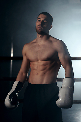 포토 JPG 해외이미지 백인 남자 스포츠 포즈 장갑 백그라운드 신체 근육 탈의 건강 한명 사람 성인 상자 운동 힘 경쟁 주먹 권투 도전 반지 펀치 자신감 결심 집중 체육관 싸움 근육질 승자 챔피언 킥복싱 힘찬 해외202310 해외포토 서양인 1 잡화 감정 컨셉 장신구 모션 격투기 몸매 파일형식