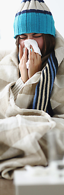 포토 JPG 해외이미지 여자 한명 상반신 성인 눈감음 찡그림 소프트포커스 담요 각티슈 뜨게모자 코감기 성인여자한명만 코풀기 해외202310 해외포토 모자_잡화 1 모션 촬영기법 표정 사람 화장지 감기_질병 여자한명만 성인여자만 파일형식