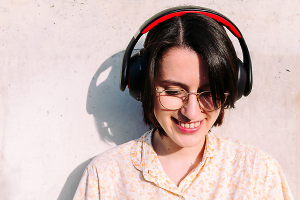 포토 JPG 해외이미지 백인 학생 라이프스타일 여자 행복 안경 여유 얼굴 음악 이어폰 청소년 휴식 기술 한명 미소 사람 10대 가로 청춘 헤드폰 소리 듣기 표현 치아 무선전화기 긍정 오디오 카피스페이스 해외202310 해외포토 서양인 1 잡화 감정 음향기기 컨셉 모션 문화예술 표정 생활 신체부위 전자제품 공백 소화기관 전화기 파일형식