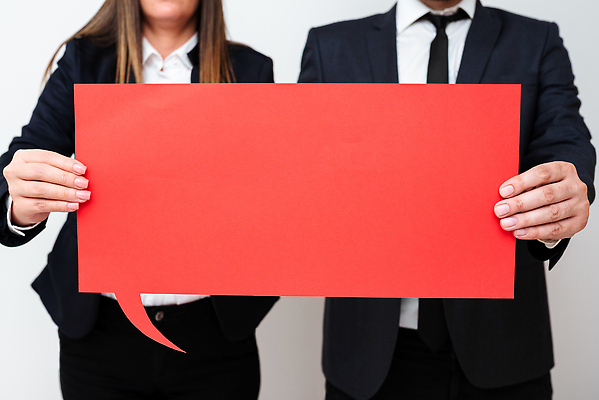 포토 JPG 해외이미지 여자 남자 종이 백그라운드 말풍선 아이디어 들기 정장 상반신 성인 두명 빨간색 성인만 카피스페이스 해외202310 해외포토 옷 컬러 컨셉 모션 사람 공백 파일형식