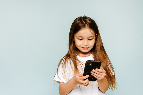 포토 JPG 해외이미지 모델 손 여학생 여자 행복 얼굴 어린이 백그라운드 인터넷 학교 모바일 세포 실내 한명 미소 사람 파란색 스마트폰 핸드폰 독서 뷰티 유행 흰색 타이핑 네트워크 메시지 작음 전화기 스마트 긍정 고립 문자메시지 카피스페이스 해외202310 해외포토 1 학생 교육 감정 컬러 컨셉 표정 내부 신체부위 전자제품 스마트기기 공백 크기 파일형식