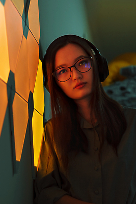 포토 JPG 해외이미지 백인 학생 라이프스타일 안경 음악 컬러 이어폰 컨셉 생각 오렌지 미래 휴식 주택 실내 한명 세로 빛 뷰티 노란색 파티 헤드폰 어둠 방 듣기 야간 무선전화기 클럽 디스코 전자 네온 오디오 배려 해외202310 해외포토 자연요소 서양인 1 잡화 음향기기 과일 모션 문화예술 사람 이벤트 내부 건물 생활 전자제품 춤 전화기 파일형식