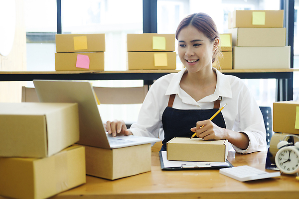 포토 JPG 해외이미지 여자 실내 한명 동양인 상반신 성인 노트북 연필 쌓기 계산기 자명종 기록 택배 택배상자 박스포장 서류판 온라인쇼핑몰 성인여자한명만 해외202310 해외포토 1 시계 포장 모션 문구용품 학용품 사람 인종 내부 전자제품 상자 필기구 사무용품 장비 알람 운송업 쇼핑몰 온라인 여자한명만 성인여자만 파일형식