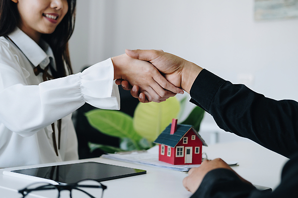 포토 JPG 해외이미지 손 여자 남자 비즈니스 부동산 악수 주택 상반신 성인 두명 옆모습 신체부위 모형 손잡기 거래 중개인 성인만 해외202310 해외포토 직업 뷰포인트 모션 사람 손짓 건물 재산 파일형식