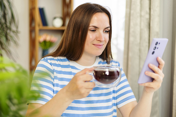 포토 JPG 해외이미지 직업 라이프스타일 여자 행복 음료 텍스트 성공 아침 모바일 휴식 아파트 주택 갈색머리 실내 한명 미소 사람 컵 스마트폰 핸드폰 상점 검은색 방 머그컵 마시기 타이핑 비즈니스우먼 서핑 메시지 뉴스 차 두루마리 종업원 기회 긍정 온라인 동영상 단절 문자메시지 소셜 채팅 자극 해외202310 해외포토 주간 1 헤어스타일 식기 감정 컬러 컨셉 비즈니스 모션 표정 내부 건물 생활 전자제품 스마트기기 수상스포츠 직장인 파일형식