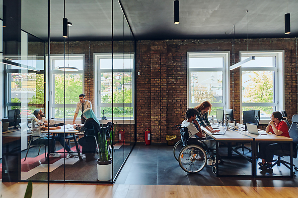 포토 JPG 해외이미지 전신 여자 남자 창문 회의 전등 함께함 여러명 성인 옆모습 노트북 사무실 모니터 직장인 장애인 책상 동료 휠체어 성인만 해외202310 해외포토 직업 뷰포인트 가구 다수 컨셉 비즈니스 관계 조명 사람 전자제품 컴퓨터 장애 파일형식