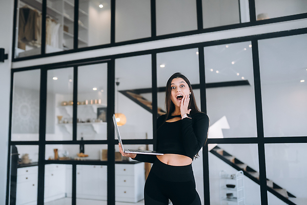 포토 JPG 해외이미지 직업 여자 행복 백그라운드 인터넷 비즈니스 창문 노동자 실내 한명 미소 사람 성인 노트북 컴퓨터 흰색 잡기 업무 비즈니스우먼 자신감 경영자 온라인 해외202310 해외포토 1 감정 컬러 모션 표정 내부 전자제품 작업 직장인 리더 파일형식