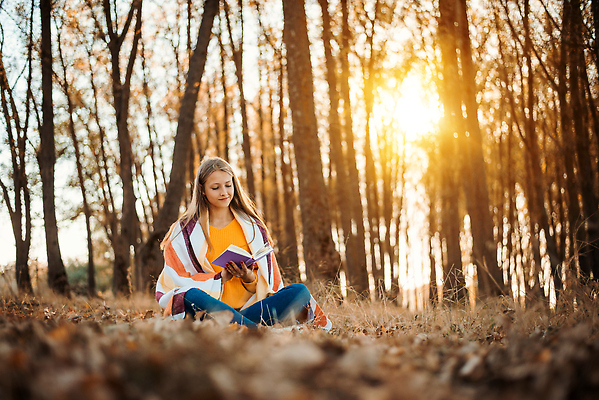 포토 JPG 해외이미지 나무 백인 1 학생 라이프스타일 공원 여자 교육 행복 잎 자연 휴식 따뜻함 한명 사람 야외 책 햇빛 태양 뷰티 검은색 일몰 자유 스웨터 읽기 문학 안락 해외202310 해외포토 자연요소 서양인 식물 공공시설 감정 컬러 컨셉 상의 모션 생활 노을 생태계 파일형식