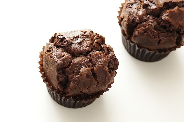 포토 JPG 해외이미지 음식 2 디저트 사람없음 초콜릿 대접 쌍 달콤 굽기 흰배경 머핀 항공촬영 고립 핸드메이드 카피스페이스 해외202310 해외포토 빵 뷰포인트 백그라운드 공백 흰색 맛 구이 파일형식