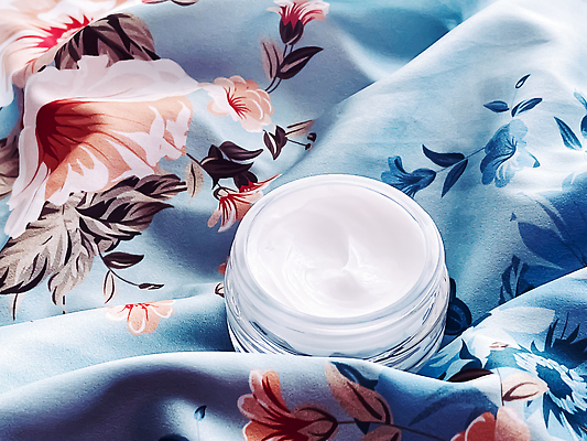 포토 JPG 해외이미지 꽃무늬 근접촬영 사람없음 파란색 고급 실크 피부관리 스킨케어 기초화장품 수분크림 해외202310 해외포토 꽃 뷰포인트 컬러 컨셉 무늬 뷰티 화장품 직물 파일형식