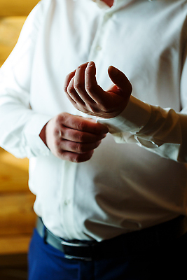 포토 JPG 해외이미지 남자 결혼 셔츠 결혼식 단추 한명 상반신 성인 축하 준비 단추잠그기 성인남자한명만 해외202310 해외포토 1 컨셉 상의 모션 사람 이벤트 남자한명만 성인남자만 파일형식