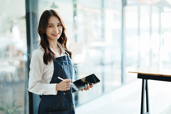 포토 JPG 해외이미지 직업 학생 응시 행복 감정 백그라운드 컨셉 비즈니스 사업가 청소년 성공 한명 서기 성인 가로 쇼핑 알약 반사 팔짱 주방 앞치마 카페 가리킴 작업 비즈니스우먼 오픈 작업실 작음 종업원 명상 서비스 경영자 기회 바리스타 개성 보여주기 소매 주인 독립 중소기업 해외202310 해외포토 1 시선 여자 회사 모션 사람 손짓 약 상점 직장인 크기 리더 파일형식