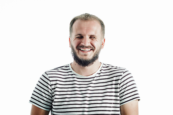 포토 JPG 해외이미지 1 손 응시 남자 행복 감정 얼굴 컨셉 신체 수염 한명 웃음 사람 머리 줄무늬 최고 자신감 큼 손목시계 긍정 고립 해외202310 해외포토 시선 시계 무늬 장신구 표정 신체부위 크기 파일형식