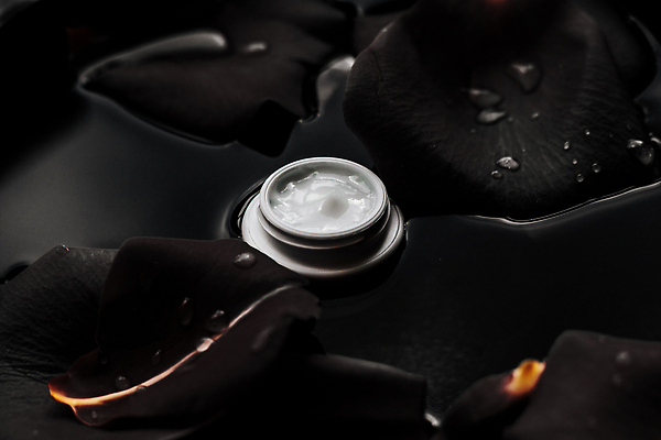 포토 JPG 해외이미지 꽃잎 검은배경 사람없음 고급 피부관리 스킨케어 기초화장품 수분크림 해외202310 해외포토 꽃 백그라운드 컨셉 뷰티 검은색 화장품 파일형식