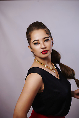 포토 JPG 해외이미지 모델 라이프스타일 옷 여자 행복 백그라운드 한명 사람 동양인 성인 뷰티 유행 우주 흰색 자신감 우아함 시원함 우크라이나 스타일 해외202310 해외포토 1 감정 유럽 컬러 컨셉 인종 생활 파일형식