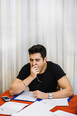 포토 JPG 해외이미지 학생 남자 무기 비즈니스 탁자 휴식 주택 실내 피곤 한명 앉기 머리 슬픔 잠 작업 비즈니스맨 좌절 대학교 파일 낮잠 폴더 하품 업무과다 해외202310 해외포토 1 감정 가구 컨셉 학교 모션 사람 내부 건물 신체부위 업무 직장인 생리현상 파일형식