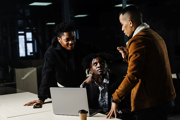 포토 JPG 해외이미지 컨셉 비즈니스 협력 함께함 동양인 세명 친구 노트북 검은색 우정 사회 그룹 토론 동료 사인 커뮤니티 다인종 다민족 골 연대 지원 청렴 통일 콜라보레이션 자극 해외202310 해외포토 컬러 관계 사람 인종 전자제품 공동체 파일형식