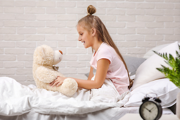 포토 JPG 해외이미지 여자 화분 어린이 잎 베개 탁자 한명 앉기 상반신 옆모습 곰인형 침실 이불 자명종 침대 잡기 소녀한명만 해외202310 해외포토 식물 1 인형 뷰포인트 시계 가구 침구 모션 사람 알람 여자한명만 소녀만 파일형식