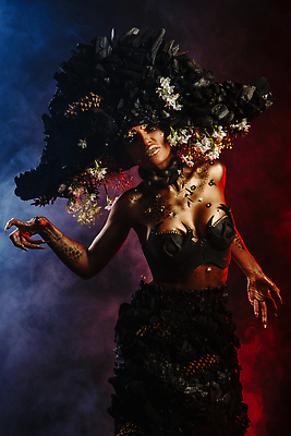 포토 JPG 해외이미지 꽃 얼굴 패턴 신체 검은배경 창조 미술 한명 빛 뷰티 유행 검은색 어둠 페인트 립스틱 안개 입 선탠 신비 눈썹 속눈썹 입술 질감 광택 숯 석탄 스타일 해외202310 해외포토 식물 1 컬러 백그라운드 컨셉 무늬 날씨 문화예술 사람 신체부위 화장품 파일형식