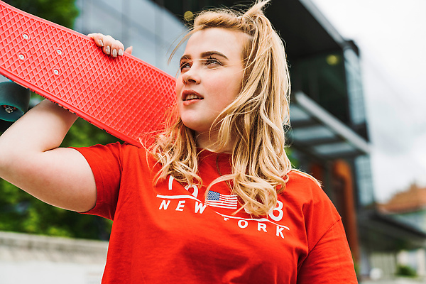 포토 JPG 해외이미지 모델 라이프스타일 옷 여자 행복 안경 컬러 셔츠 거리 한명 사람 10대 빨간색 선글라스 뷰티 유행 스케이트 흰색 청바지 도시 스케이트보드 시원함 입술 스케이터 스타일 힙스터 해외202310 해외포토 1 잡화 패션 감정 스포츠용품 상의 바지 청소년 운동선수 생활 신체부위 보드_스포츠 파일형식