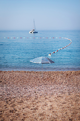 포토 JPG 해외이미지 유럽 바다 섬 여행 우산 건축양식 자연 하늘 호텔 휴가 산 거리 주택 풍경 해변 사람없음 건물 물 여름 파란색 모래사장 뷰티 여행객 마을 줄무늬 고급 성자 지중해 빌라 휴양지 몬테네그로 부드바 파라다이스 해외202310 해외포토 자연요소 건축물 계절 건축 나라 종교 컬러 컨셉 무늬 숙소 사람 장소 생태계 파일형식
