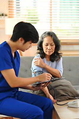 포토 JPG 해외이미지 여자 노년 남자 창문 설명 상반신 성인 두명 옆모습 소파 진료 의사 가리킴 블라인드 혈압계 혈압측정 해외포토 뷰포인트 의자 의학 의료기기 모션 사람 손짓 의료진 커튼 측정 혈압 파일형식