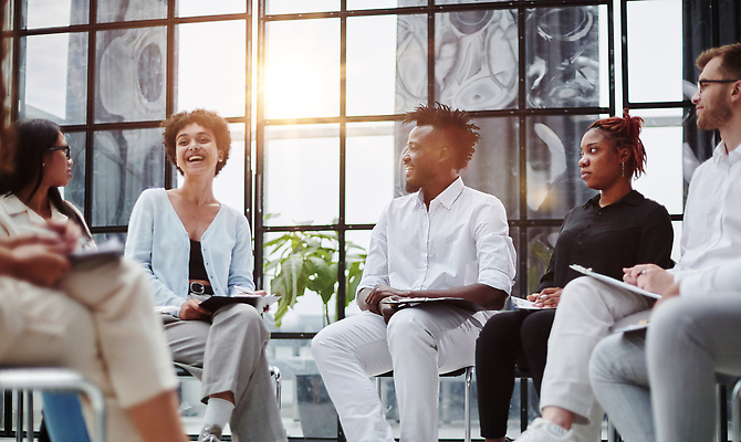 포토 JPG 해외이미지 직업 학생 교육 백그라운드 컨셉 비즈니스 사업가 호텔 회의 협력 실내 선물 설명 사람 여러명 성인 가로 스터디 교사 방 듣기 비즈니스우먼 홀 그룹 군중 소프트포커스 토론 강의 분석 동료 대학교 일반 객석 세미나 포럼 브레인스토밍 해외202310 해외포토 여자 다수 학교 관계 모션 숙소 촬영기법 내부 학습 공간 직장인 파일형식