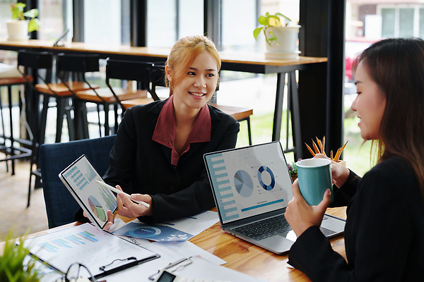 포토 JPG 해외이미지 상의 비즈니스 성공 그래프 설계 동양인 두명 금융 경제 사무실 공연 성장 비즈니스맨 비즈니스우먼 목표 계획 상담원 위험 대표 토론 고객 분석 동료 계약 보고서 경영자 문서 투자 바쁨 이익 해결 경영 마케팅 세금 예산 자금 투자자 유대감 해외202310 해외포토 옷 여자 남자 컨셉 돈 관계 사람 인종 이벤트 직장인 사무원 리더 파일형식