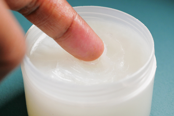 포토 JPG 해외이미지 손 남자 안경 얼굴 손가락 건강 사람없음 치료 건강관리 화장품 지성 도움 수비 보호 기름 석유 수분 컨테이너 피부 크림 순수 피부관리 젤리 위생관리 신청 해외202310 해외포토 잡화 산업 음식 컨셉 의학 모션 디저트 관리 사람 신체부위 뷰티 파일형식