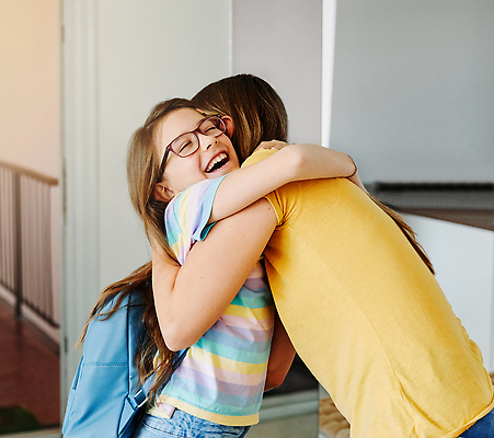 포토 JPG 해외이미지 백인 학생 여학생 여자 교육 딸 행복 어린이 이동 가방 배낭 학교 가족 포옹 엄마 아침 출입구 주택 함께함 사랑 두명 10대 문 유치원 인사 신학기 준비 환영 돌봄 떠남 초보 해외202310 해외포토 주간 서양인 잡화 감정 컨셉 관계 안기 모션 청소년 사람 건물 예절 파일형식