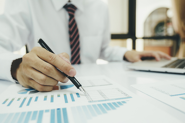 포토 JPG 해외이미지 돈 비즈니스 사업가 통계 설계 한명 금융 경제 컴퓨터 공연 계산기 비즈니스맨 계산 시장 계획 분석 무역 보고서 컨설턴트 상담 투자 이익 회계 계산서 경영 계좌 마케팅 세금 수입 예산 자금 회계사 해외202310 해외포토 직업 1 남자 산업 컨셉 문구용품 사람 이벤트 전자제품 장비 직장인 재산 전문직 파일형식