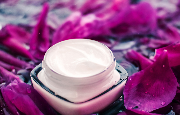 포토 JPG 해외이미지 꽃잎 근접촬영 사람없음 고급 자주색 피부관리 스킨케어 기초화장품 수분크림 해외202310 해외포토 꽃 뷰포인트 컬러 컨셉 뷰티 화장품 파일형식