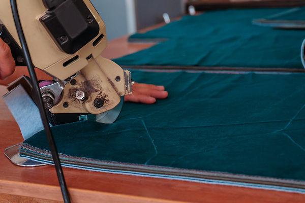 포토 JPG 해외이미지 직업 손 디자인 옷 산업 비즈니스 공장 노동자 직장 취미 사람없음 유행 기계 장비 공구 직물 면 업무 바늘 작업실 실 제조 바느질 천 땀 재단 재단사 방법 핸드메이드 해외202310 해외포토 회사 공업 신체부위 도구 작업 파일형식