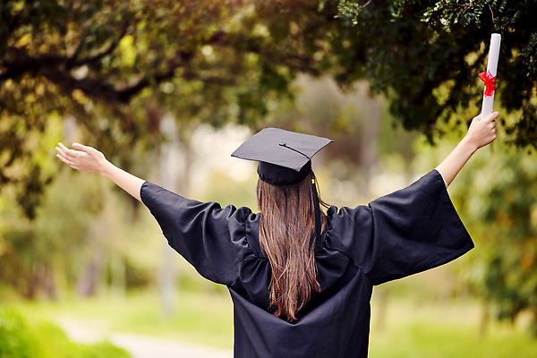 포토 JPG 해외이미지 서양인 여자 학사모 학교 졸업식 졸업생 한명 들기 상반신 성인 뒷모습 만세 졸업가운 졸업장 성인여자한명만 해외202310 해외포토 외국인 모자_잡화 1 교육 뷰포인트 졸업 모션 사람 가운 여자한명만 성인여자만 파일형식