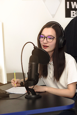 포토 JPG 해외이미지 백인 직업 학생 여자 행복 안경 주택 실내 말하기 대화 한명 사람 동양인 성인 세로 헤드폰 정보 작업 발표 기자 뉴스 역 마이크 라디오 쇼 방송 온라인 주인 목소리 섞기 채널 프로그램 생존 밀레니얼 해외202310 해외포토 서양인 1 잡화 감정 음향기기 교통시설 모션 인종 내부 건물 경제 전자제품 파일형식