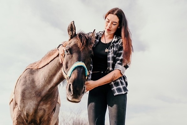 포토 JPG 해외이미지 동물 백인 라이프스타일 공원 여자 행복 스포츠 밭 자연 하늘 사랑 한명 사람 야외 빛 햇빛 태양 뷰티 농장 갈색 머리 유행 일몰 우정 흰색 승마 승차 저녁 숲 돌봄 라이더 해외202310 해외포토 자연요소 서양인 1 공공시설 감정 컬러 농업 모션 생활 신체부위 친구 노을 야간 생태계 파일형식