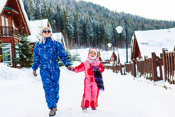 포토 JPG 해외이미지 전신 여자 어린이 모녀 겨울스포츠 스키장 성인 야외 두명 앞모습 레포츠 걷기 설원 손잡기 즐거움 스키복 여자만 해외202310 해외포토 옷 딸 감정 스포츠 뷰포인트 가족 모션 엄마 레저 스키 눈_날씨 사람 파일형식