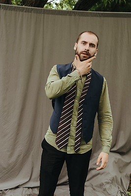 포토 JPG 해외이미지 스튜디오촬영 모델 헤어스타일 외관 옷 남자 와이셔츠 바지 회색배경 넥타이 수염 실내 한명 서기 정장 갈색 유행 직물 자신감 클래식 우아함 검은머리 개성 히스패닉 조절 고립 성격 정중 스타일 해외202310 해외포토 1 잡화 감정 컬러 백그라운드 컨셉 셔츠 모션 하의 사람 내부 회색 파일형식