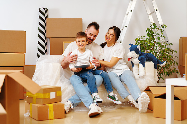 포토 JPG 해외이미지 전신 여자 남자 아들 화초 어린이 사다리 안기 엄마 들기 앉기 소년 성인 앞모습 세명 상자 소파 태블릿 아빠 이사 즐거움 정리 비닐 짐싸기 강아지인형 해외202310 해외포토 식물 감정 인형 뷰포인트 의자 가족 모션 재질 사람 전자제품 스마트기기 도구 파일형식