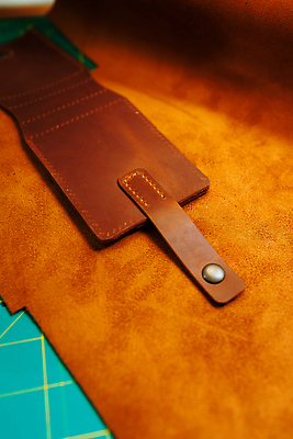 포토 JPG 해외이미지 직업 손 디자인 옷 산업 공장 노동자 사람없음 갈색 유행 기계 장비 수확 공구 직물 업무 거친 작업실 실 제조 바느질 가죽 묘사 복고 땀 만들기 테이프 재단 방법 옛날 조작 하수 핸드메이드 해외202310 해외포토 컬러 농업 공업 모션 문구용품 신체부위 물 도구 작업 파일형식