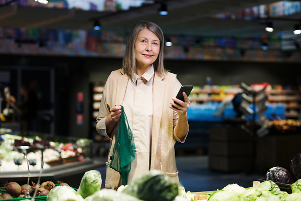 포토 JPG 해외이미지 응시 여자 노년 한명 들기 상반신 스마트폰 쇼핑 장보기 망 양배추 마트 야채코너 노인여자한명만 해외202310 해외포토 1 시선 채소 모션 사람 성인 핸드폰 스마트기기 상점 코너 여자한명만 노인여자만 파일형식