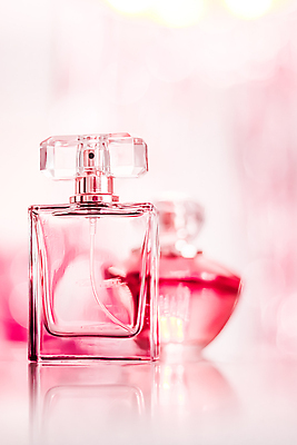 포토 JPG 해외이미지 분홍색 백그라운드 유리 사람없음 고급 향수 보케 향수병 해외202310 해외포토 컬러 컨셉 재질 화장품 병_담는 파일형식